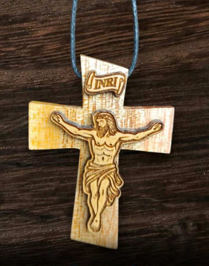 Cruz con Cristo en relieve