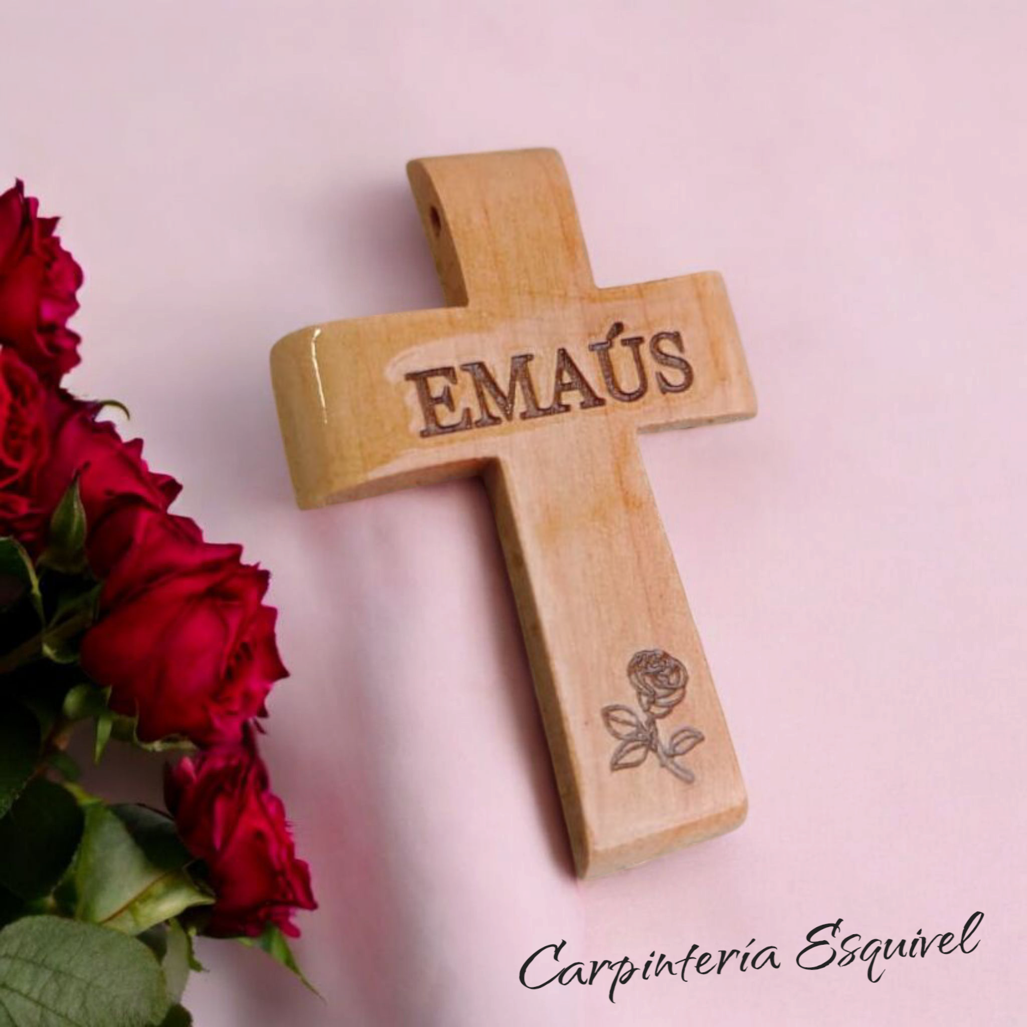 Cruz de Emaús grabada con Rosa