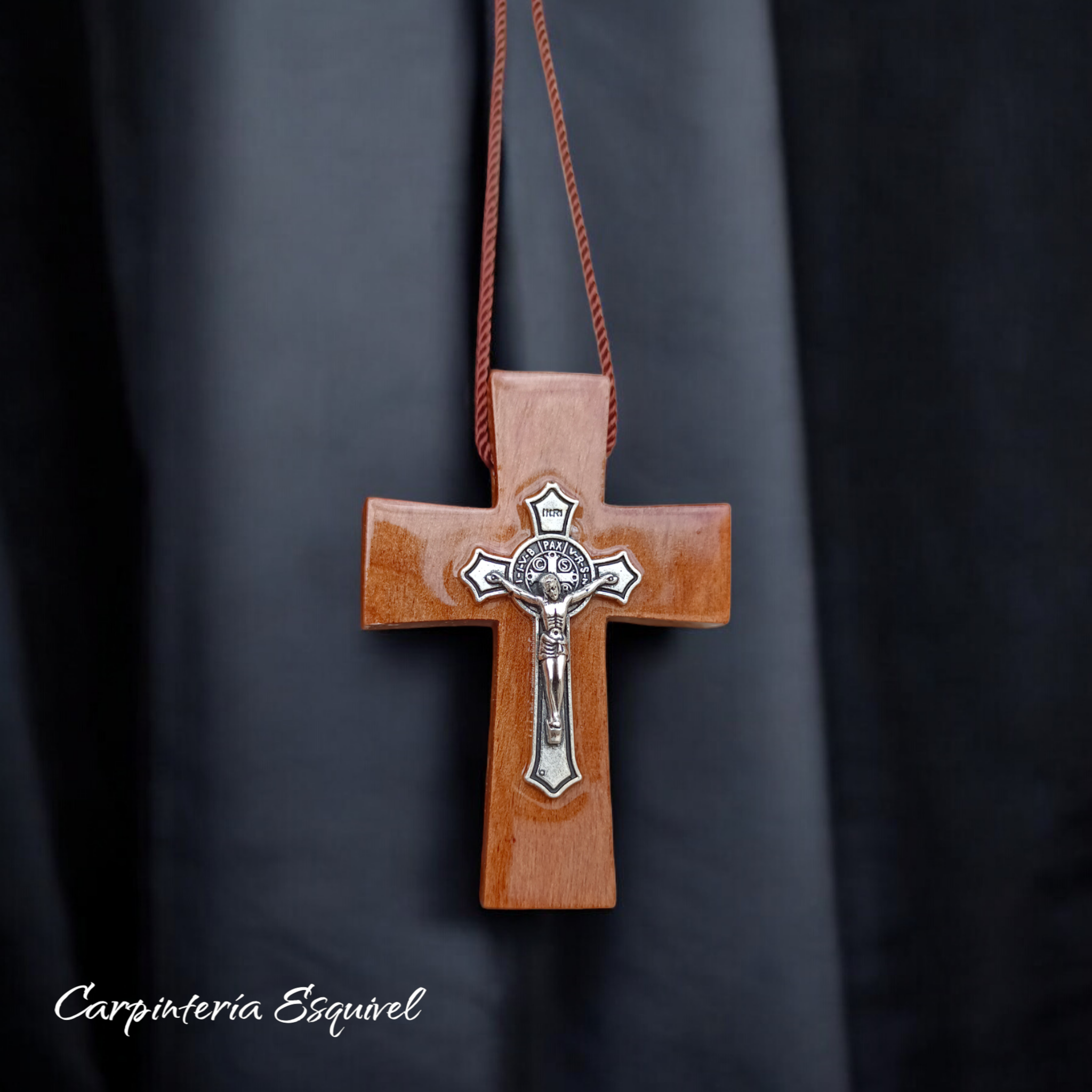 Cruz de madera con Cristo metálico