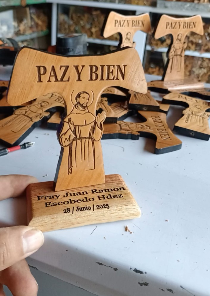 Cruz tau con base 20 cm